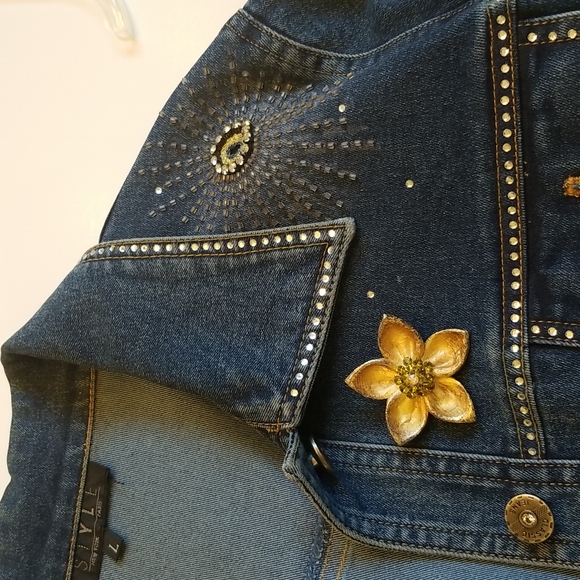 Vintage Flower Pin - Picture 1 of 9